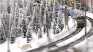 圣诞火车玩具缓慢地穿过奇妙的冬季森林。 3840x2160